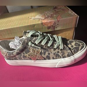 Very G Leopard Print Cosmic Sneakers with Glitter Star size 9.5 new